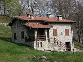 Salita da S. Pellegrino al Monte Zucco lungo il ripido sentiero panoramico EE l'11 aprile 09   - FOTOGALLERY